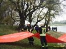 Ölfilm auf der Elbe