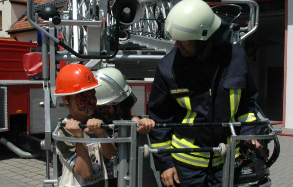 Mit der Drehleiter 30 Meter dem Himmel entgegen: André Finzelberg von der Feuerwehr Gommern begleitet die Gäste nach oben.