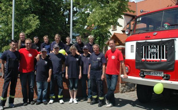 Gemeinsam sind sie eine starke Kraft: Die Freiwillige Feuerwehr Pretzien (Wehrleiter Uwe Ballerstedt, 2.v.r.) mit ihrer Jugendwehr (Jugendwart Christian Ballerstedt, 4.v.l.) und dem Feuerwehrförderverein (Helko Meyer, 2.v.l.). Am Sonnabend feierten sie mit Mitgliedern und Freunden Kinderfest und Tag der offenen Tür.Fotos (2): Kathleen Radunsky