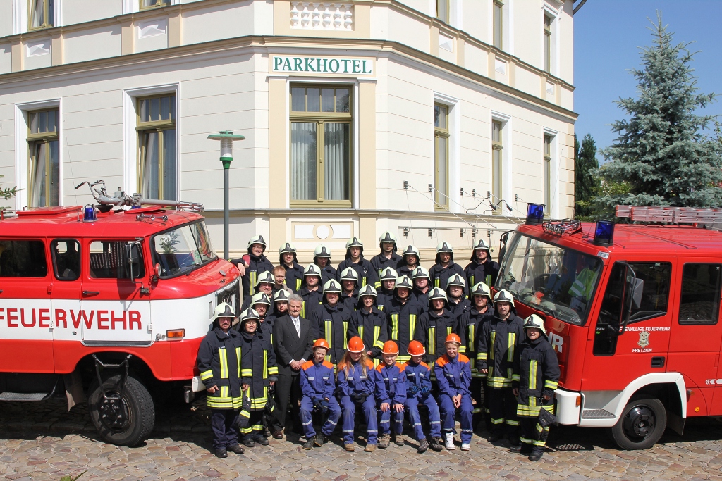 gruppenfoto_feuerwehr_pretzien.jpg