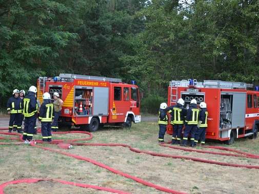 Verschiedene Feuerwehren bei einer gemeinsamen Übung. Foto: Jan Iven