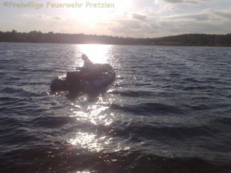 Person aus Wasser retten 3