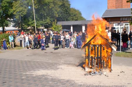 Schauvorfuehrung der Jugendfeuerwehr in Gommern 8