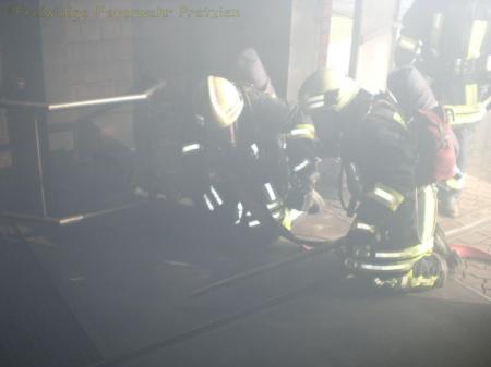 Brandbekaempfung im Feuerwehruebungshaus